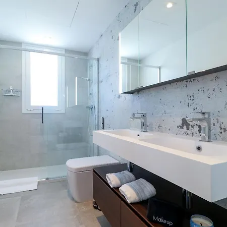 Penthouse With Large Roof Terrace & Plunge Pool *